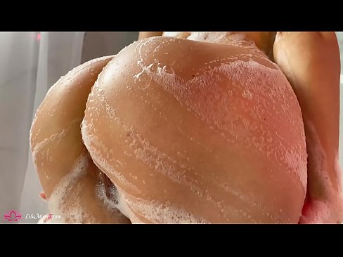 ❤️ Zeshkania masturbon pidhin me vibrator deri në orgazmë intensive në dush ️❌ Video seksi tek ne ❌