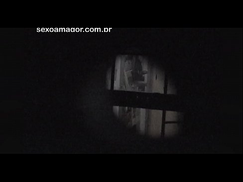❤️ Blondie filmohet fshehurazi nga një soditës i lagjes i fshehur pas tullave të zbrazëta ️❌ Video seksi tek ne ❌