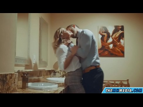 ❤️ Kur një bjonde me bukë ju josh në një banjë publike ️❌ Video seksi tek ne ❌